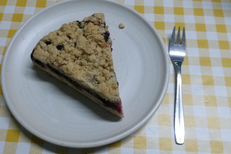 Sauerkirsch -  Steuselkuchen mit Sahne