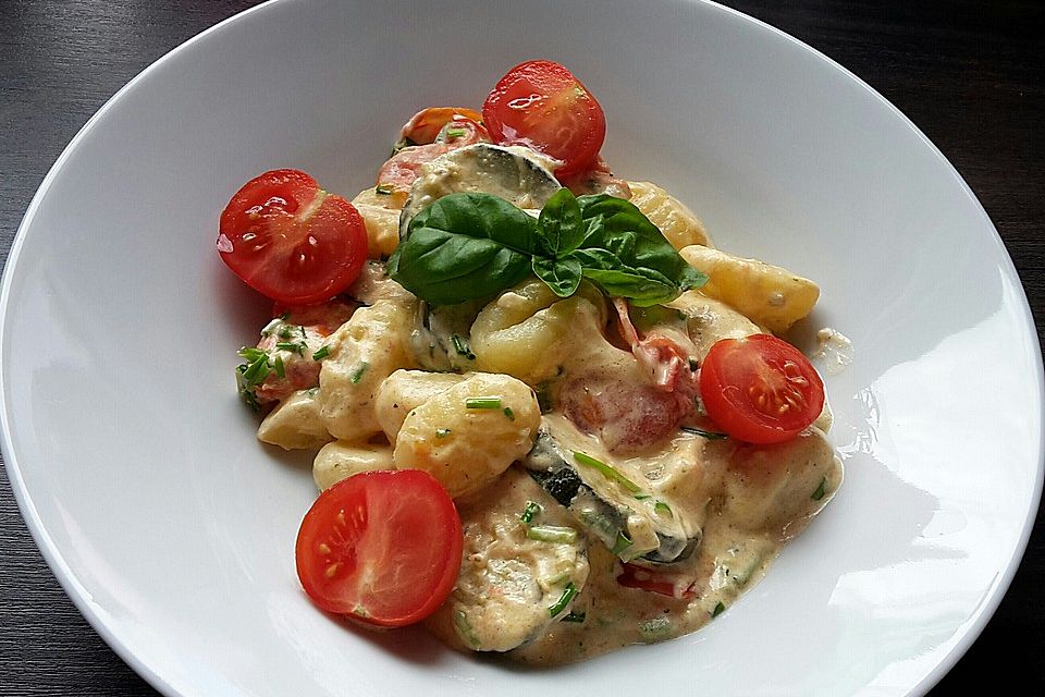 Gnocchi mit Zucchini und frischen Tomaten