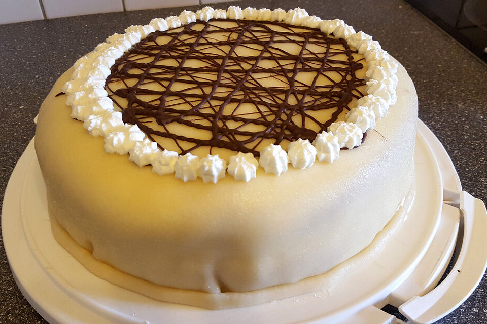 EikOs Buttercreme - Marzipan - Torte