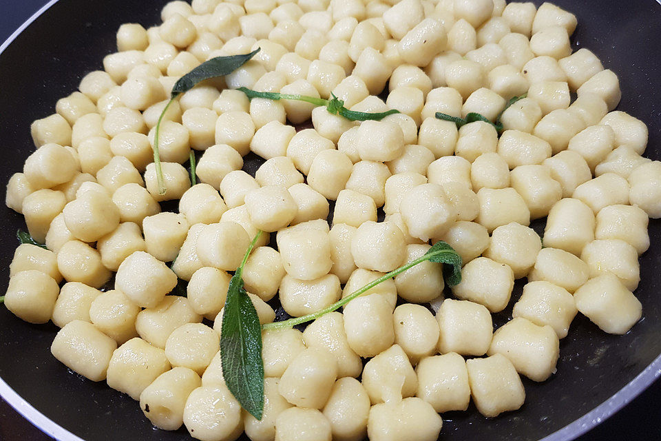 Gnocchi mit süßer Salbeibutter