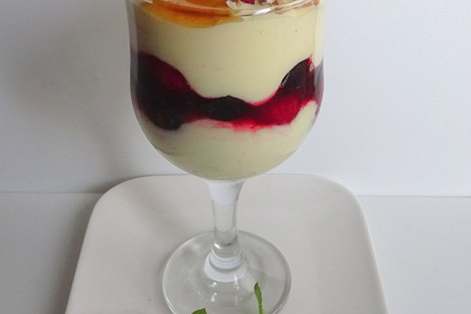 Beeren auf Vanillepudding mit Müsli