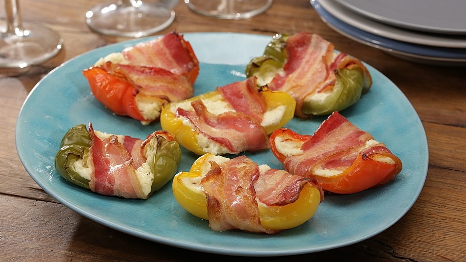 Frischkäse-Paprika-Schiffchen im Speckmantel