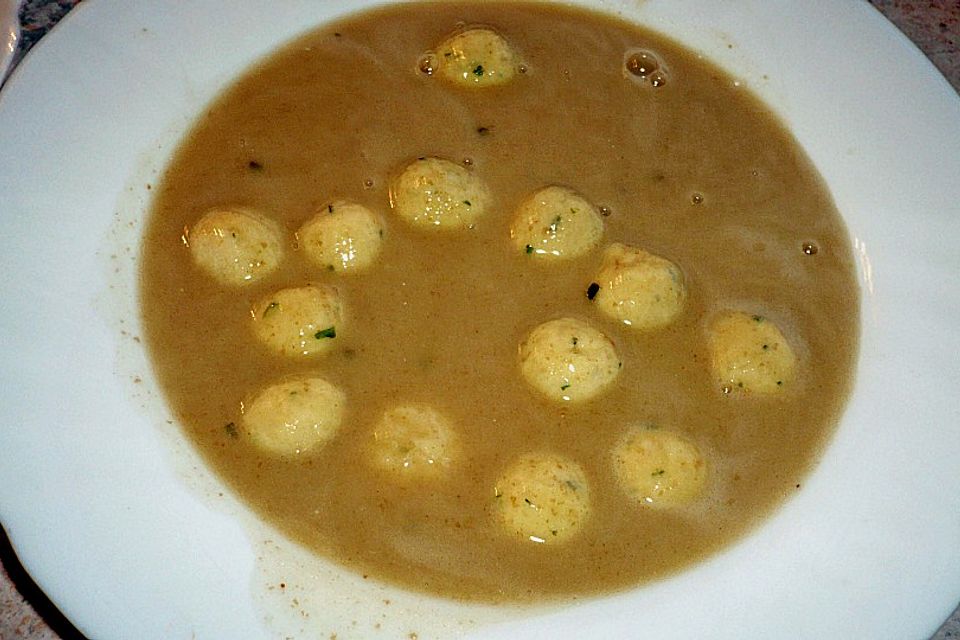 Rindfleischsuppe mit Markklößchen à la Hildegard