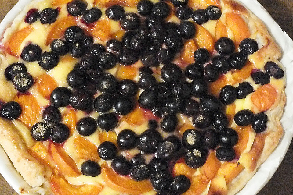 Blätterteigtarte mit Aprikosen und Heidelbeeren