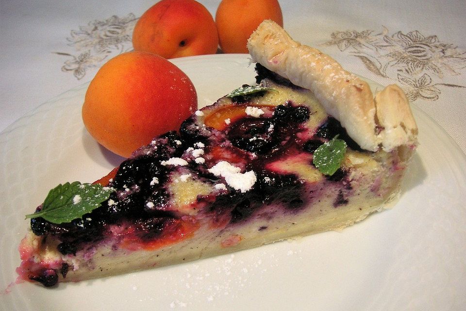 Blätterteigtarte mit Aprikosen und Heidelbeeren