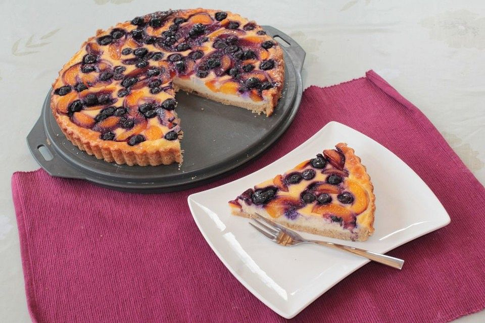 Blätterteigtarte mit Aprikosen und Heidelbeeren