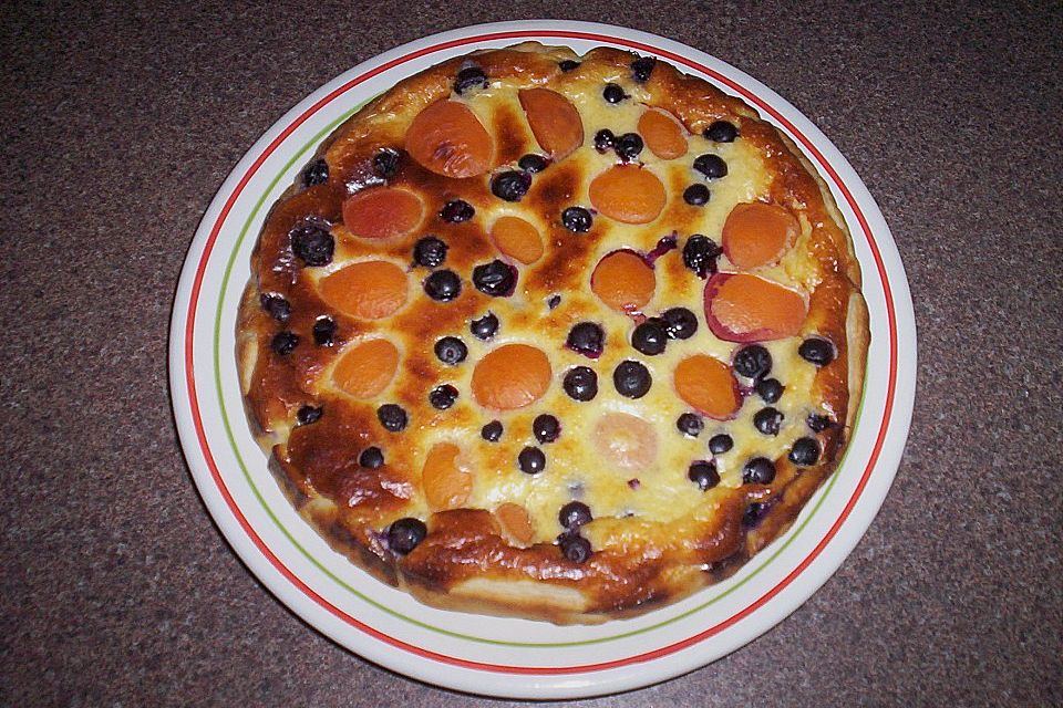 Blätterteigtarte mit Aprikosen und Heidelbeeren