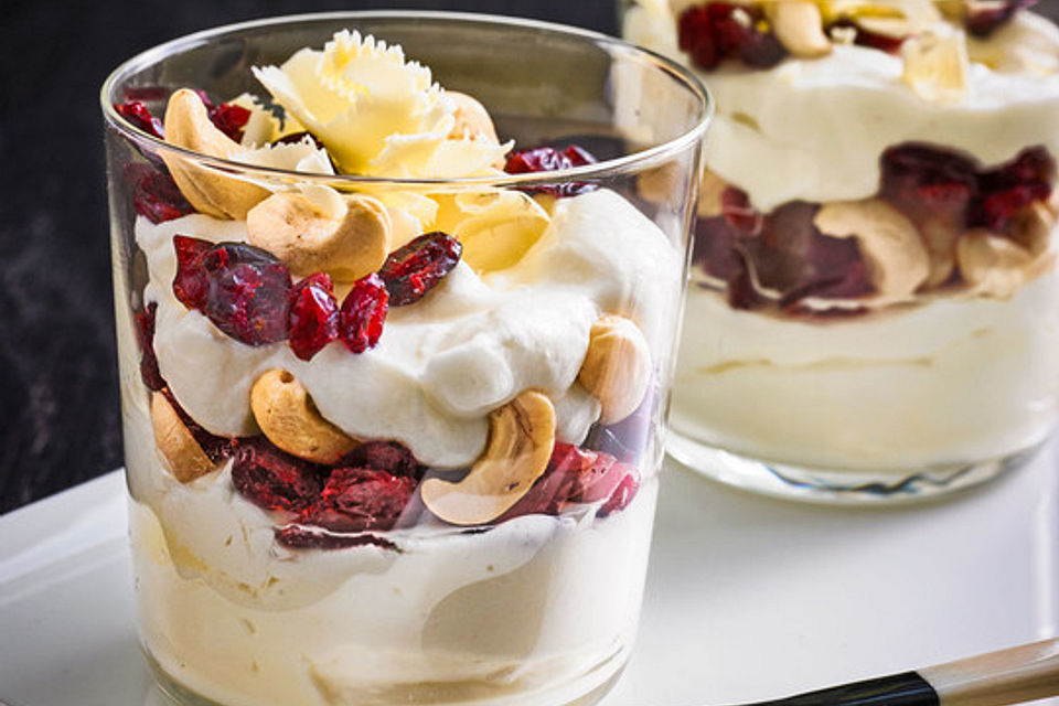 Joghurt - Mascarponecreme mit Cranberries und Cashewnüssen