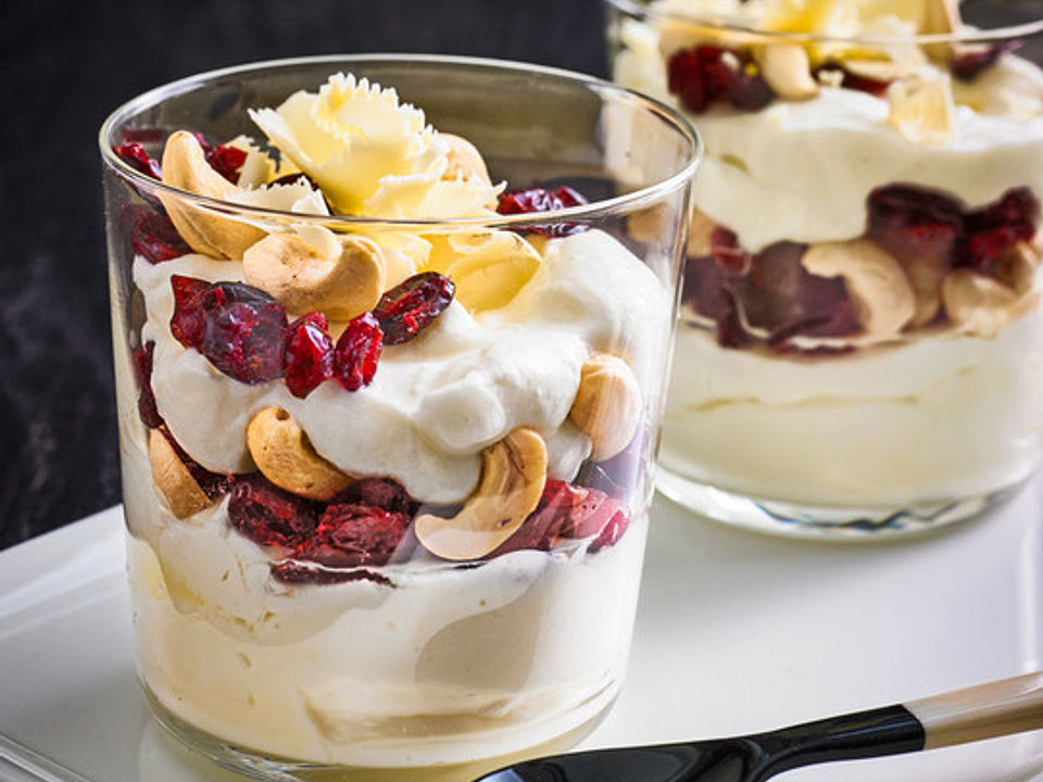 Joghurt - Mascarponecreme mit Cranberries und Cashewnüssen von SchmackoFatz3| Chefkoch