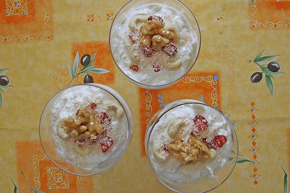 Joghurt - Mascarponecreme mit Cranberries und Cashewnüssen