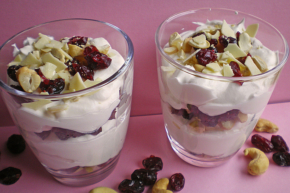 Joghurt - Mascarponecreme mit Cranberries und Cashewnüssen