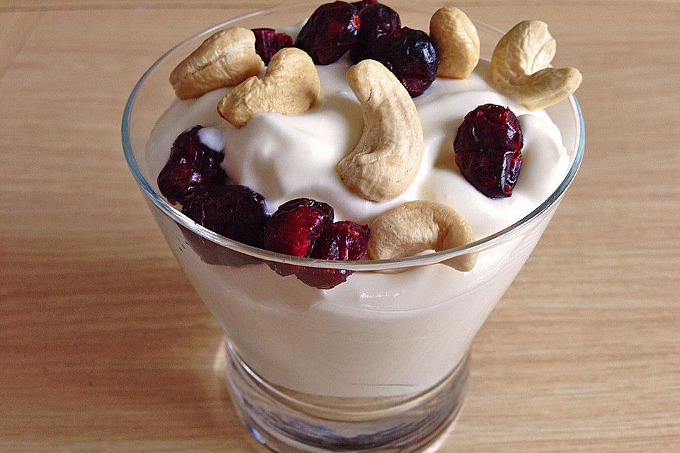 Joghurt - Mascarponecreme mit Cranberries und Cashewnüssen