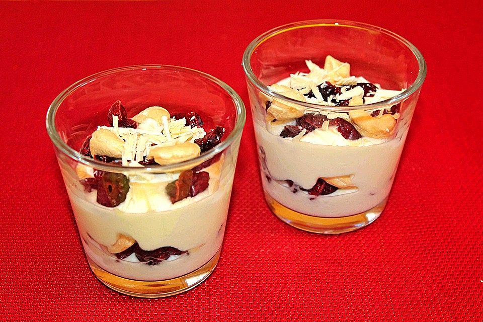 Joghurt - Mascarponecreme mit Cranberries und Cashewnüssen