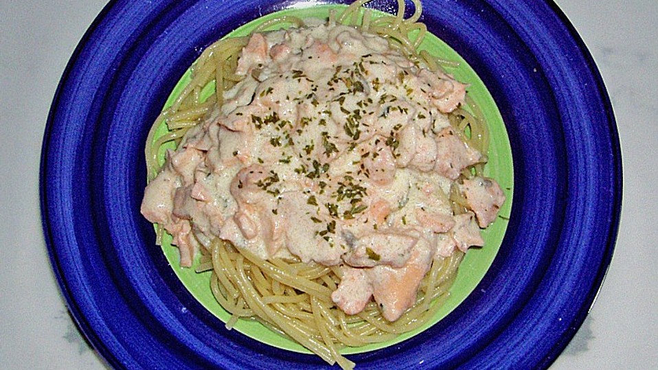 Grüne Bandnudeln mit Lachssoße von zimtsterneline