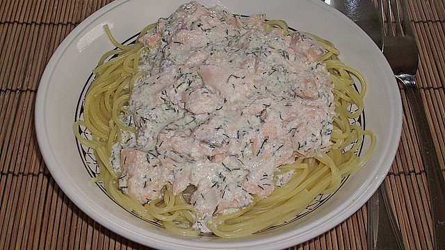 Grüne Bandnudeln mit Lachssoße von zimtsterneline