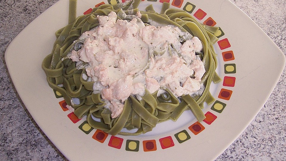 Grüne Bandnudeln mit Lachssoße von zimtsterneline