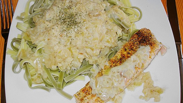 Grüne Bandnudeln mit Lachssoße von zimtsterneline