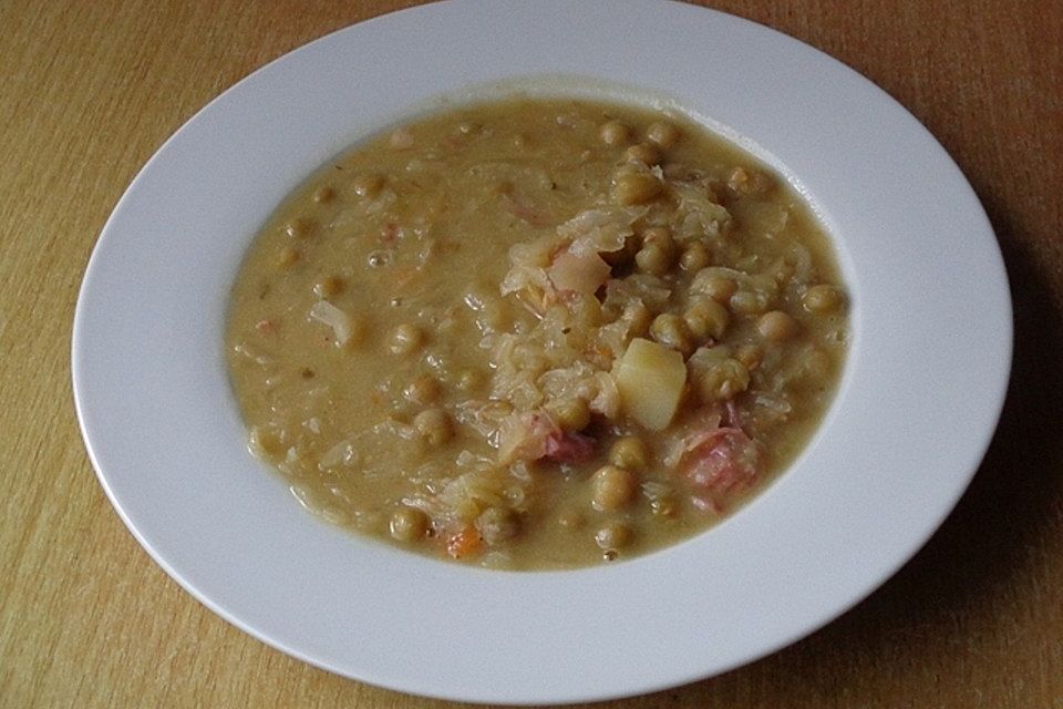 Saarländische Erbsensuppe