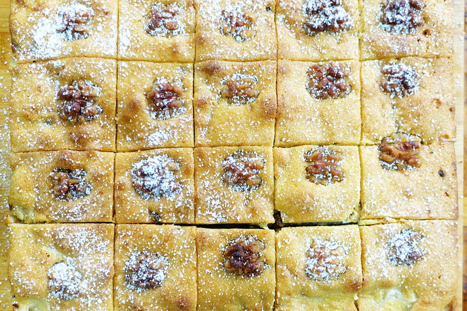 Gedeckter Apfelkuchen mit Walnüssen