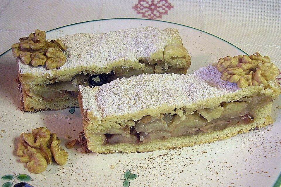 Gedeckter Apfelkuchen mit Walnüssen