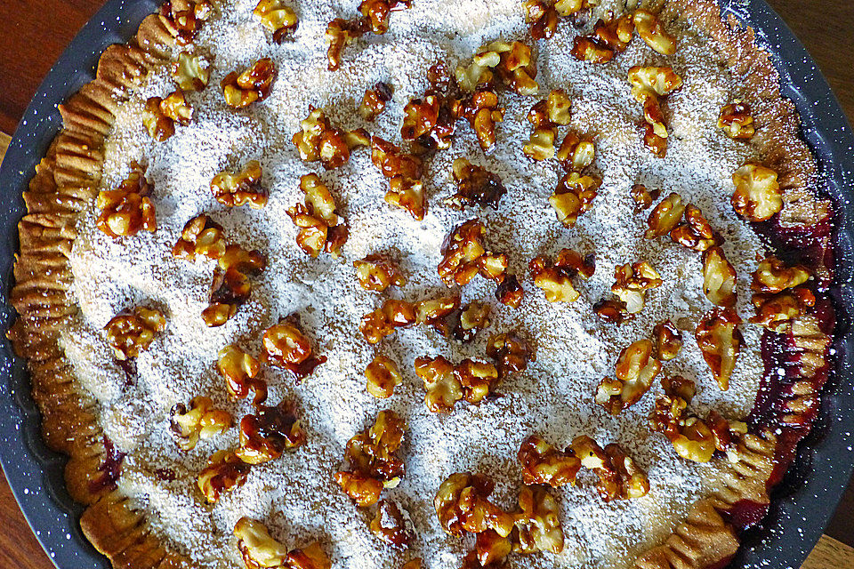 Gedeckter Apfelkuchen mit Walnüssen