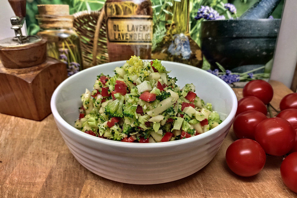 Brokkoli-Paprika-Apfel-Salat