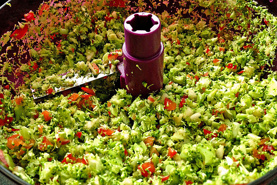 Brokkoli-Paprika-Apfel-Salat