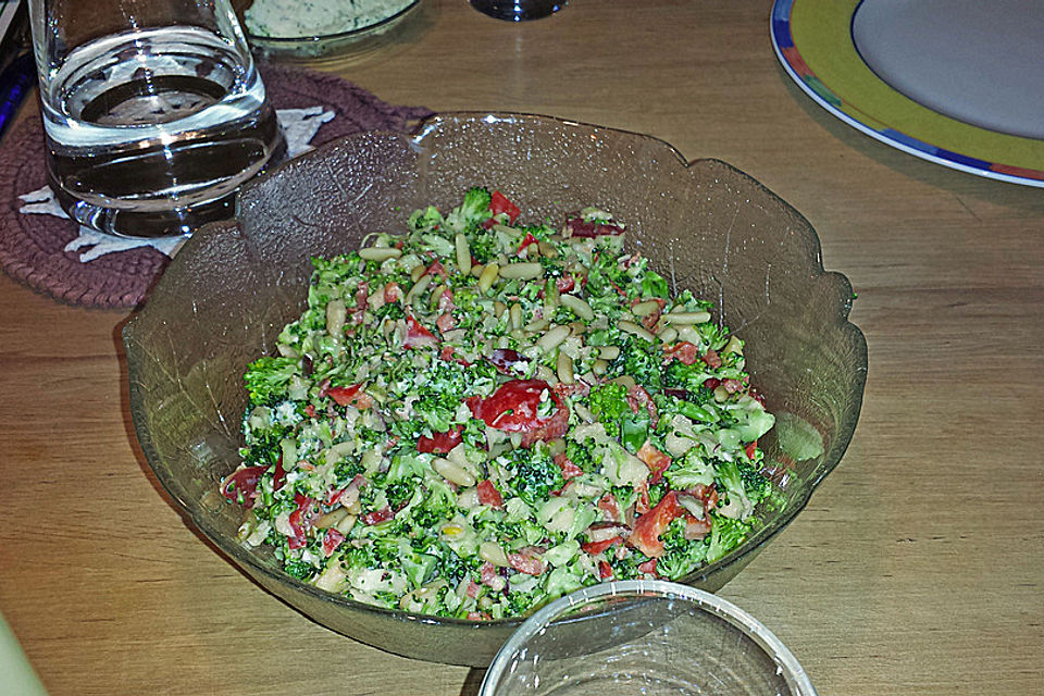 Brokkoli-Paprika-Apfel-Salat