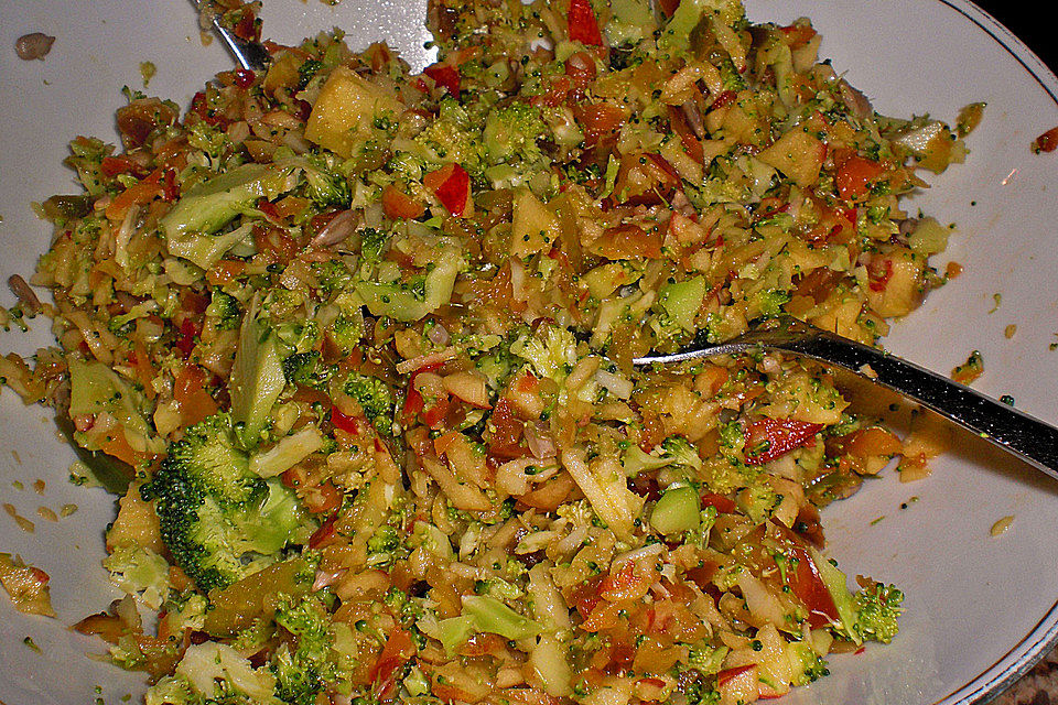 Brokkoli-Paprika-Apfel-Salat