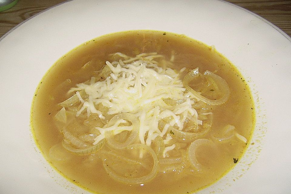 Zwiebelsuppe mit Emmentaler