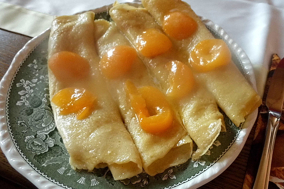 Palatschinken mit Schmierkäse und Marmelade