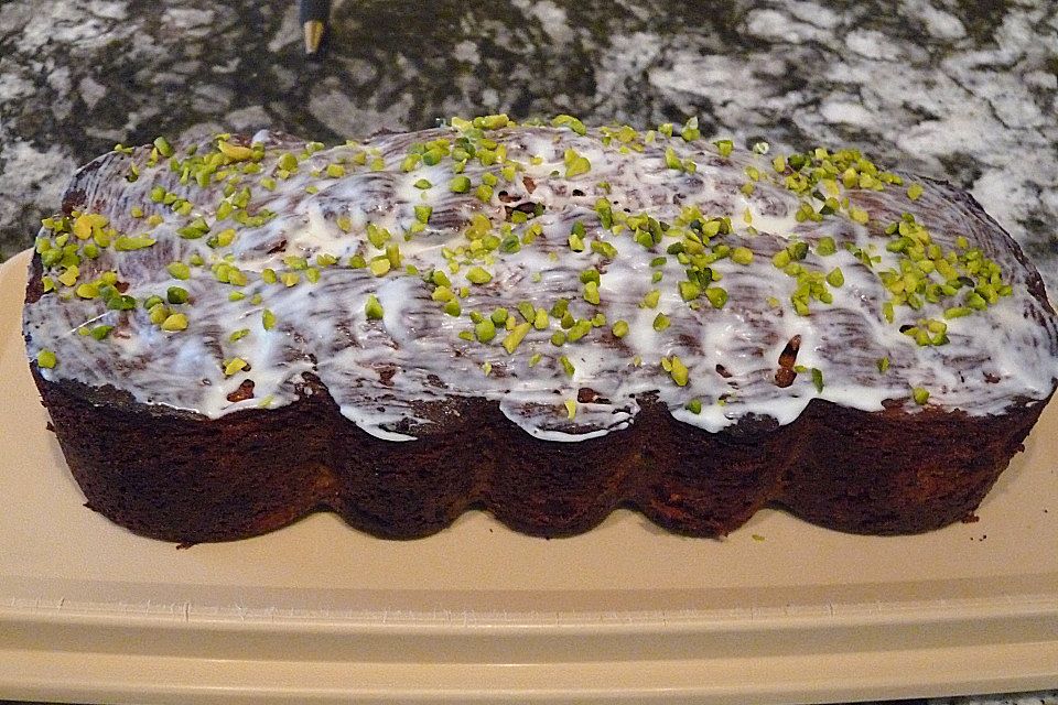Kuchen mit Schokolade, Pistazien und Birnen