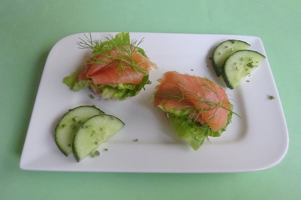 Canapés mit Lachs auf Meerrettichbutter