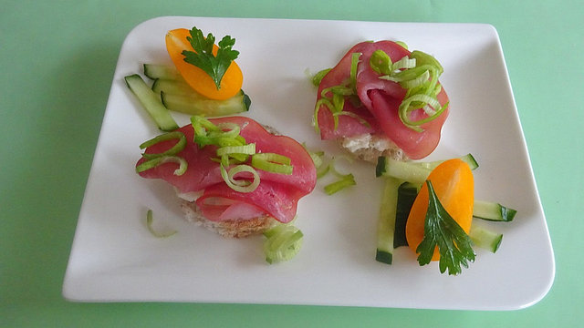 Canapés mit Meerrettichcreme und Lachsschinken von Tombstone5 Canapés mit Meerrettichcreme und Lachsschinken von Tombstone5