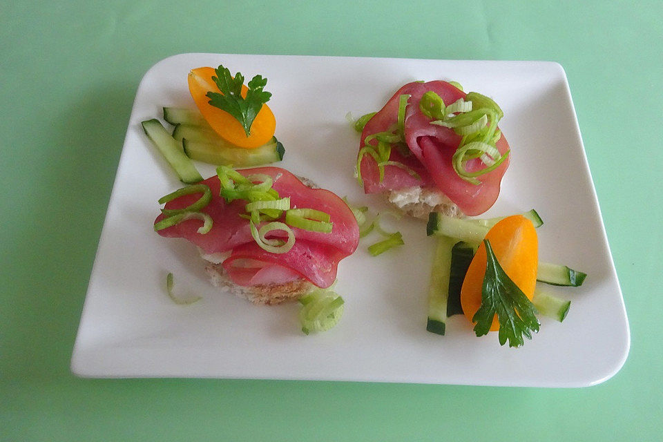 Canapés mit Meerrettichcreme und Lachsschinken