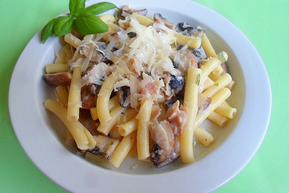 Nudeln mit Champignon - Schinken - Soße