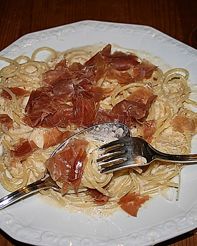 Spaghetti mit Zwiebelcreme und Parmaschinken