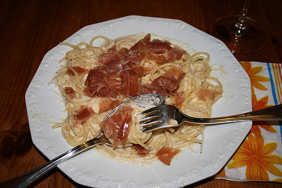 Spaghetti mit Zwiebelcreme und Parmaschinken