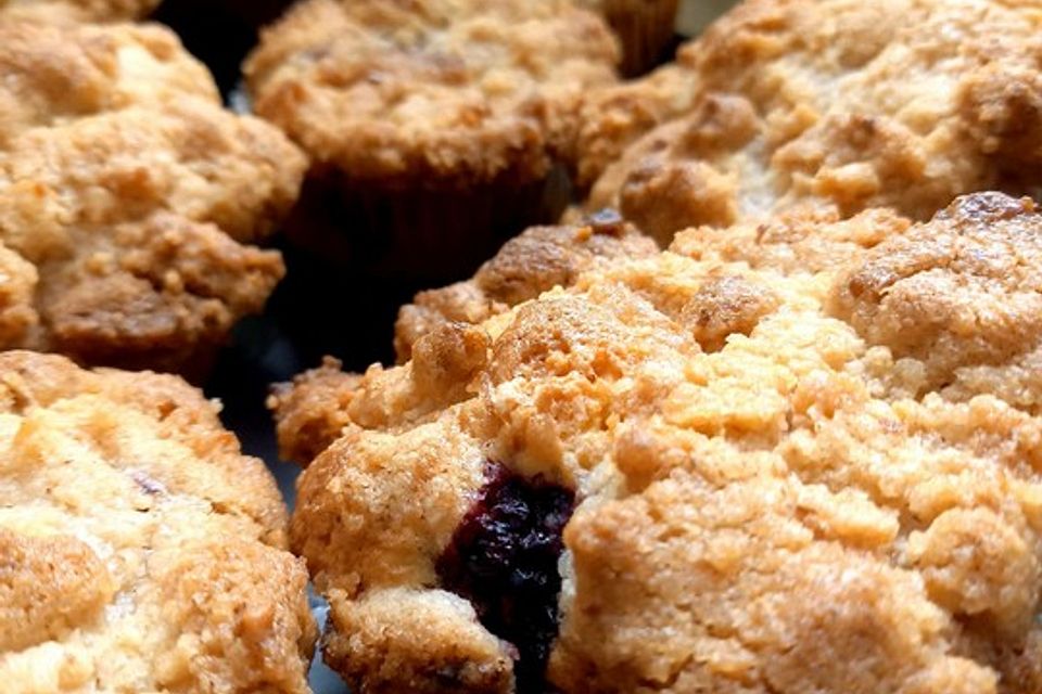 Brombeermuffins mit Nussstreusel