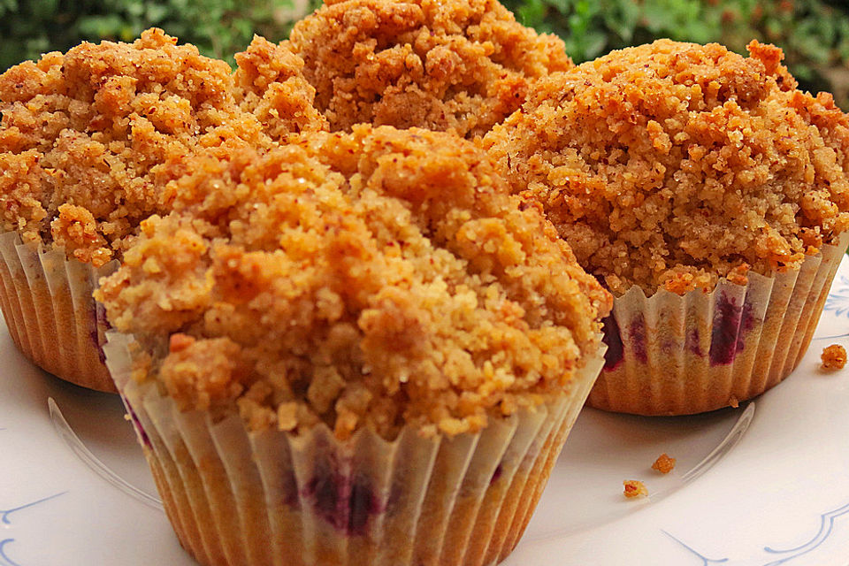 Brombeermuffins mit Nussstreusel