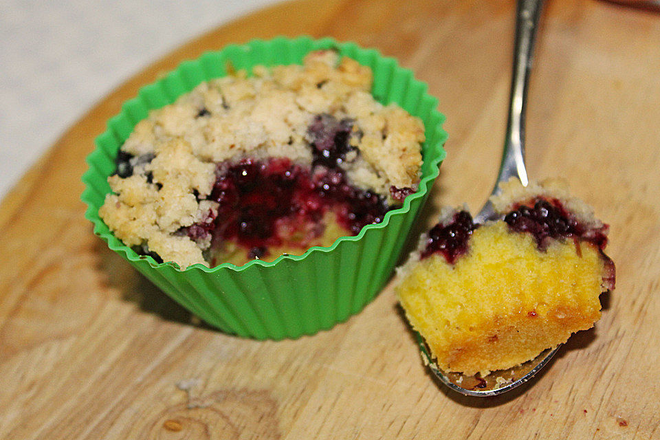 Brombeermuffins mit Nussstreusel