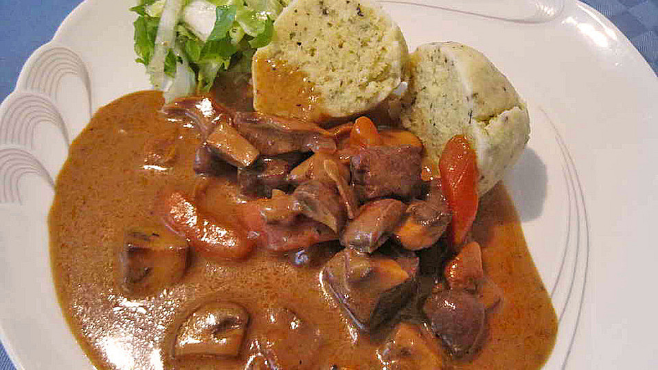 botos Rotweingulasch mit Mischpilzen von boto