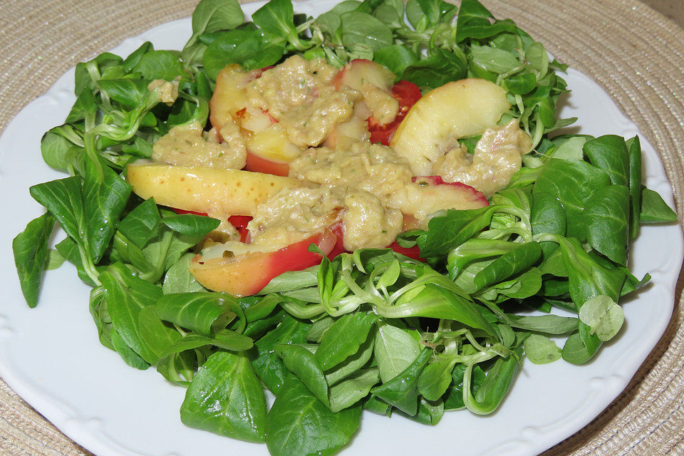 Zarte Apfelscheiben auf Rapunzel - Tomatensalat mit würziger Sauce