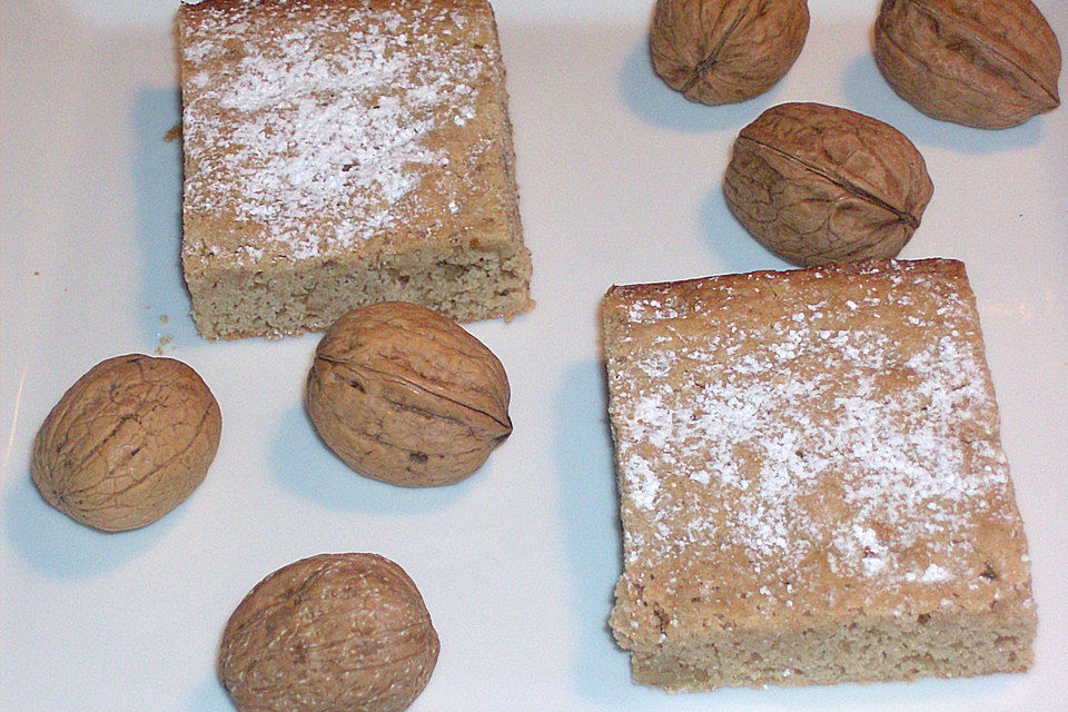 Blondies mit Walnüssen und feinem Zimtgeschmack