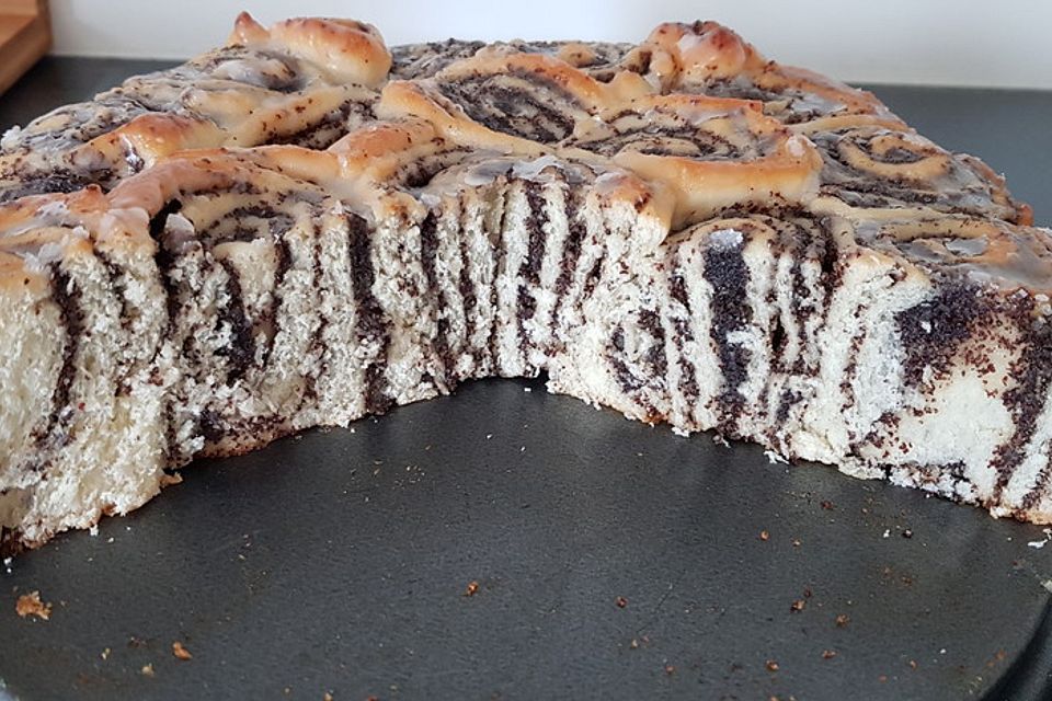 Mohn - Marzipan - Schneckenkuchen mit Eierlikörguss