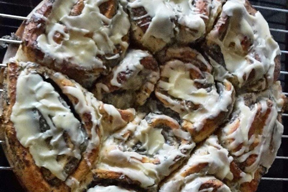 Mohn - Marzipan - Schneckenkuchen mit Eierlikörguss