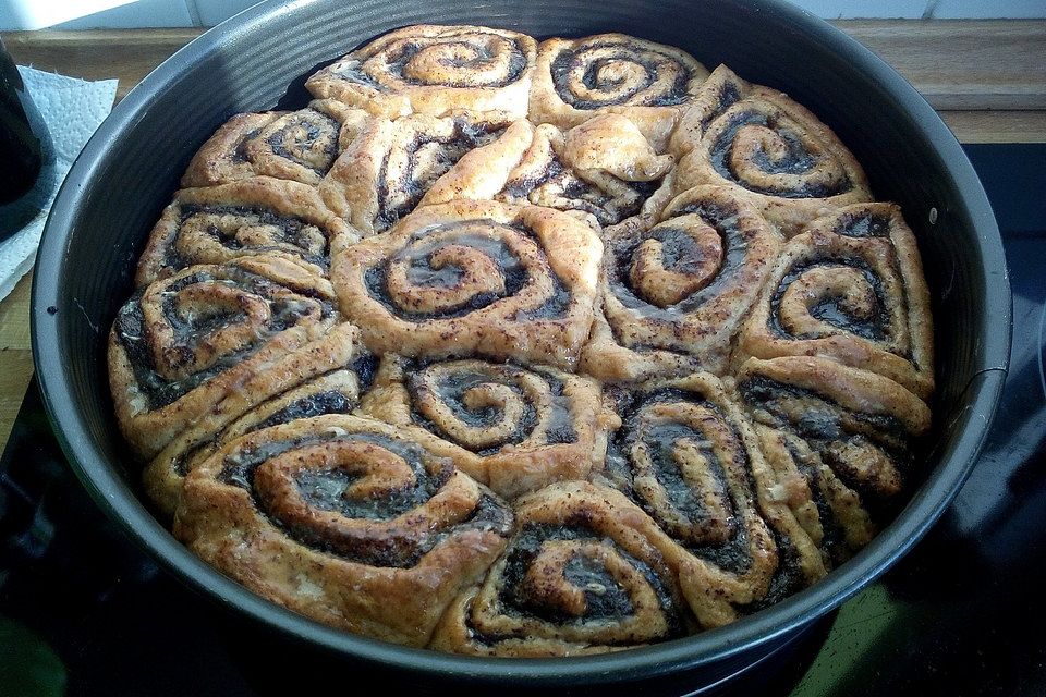 Mohn - Marzipan - Schneckenkuchen mit Eierlikörguss