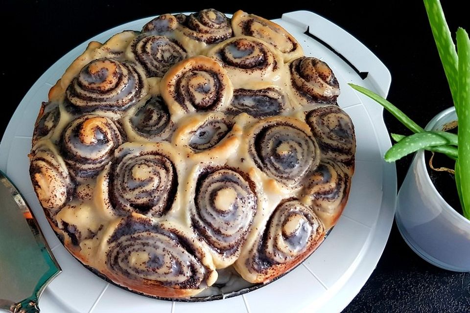 Mohn - Marzipan - Schneckenkuchen mit Eierlikörguss