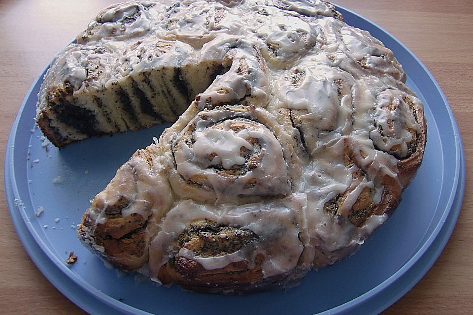 Mohn - Marzipan - Schneckenkuchen mit Eierlikörguss