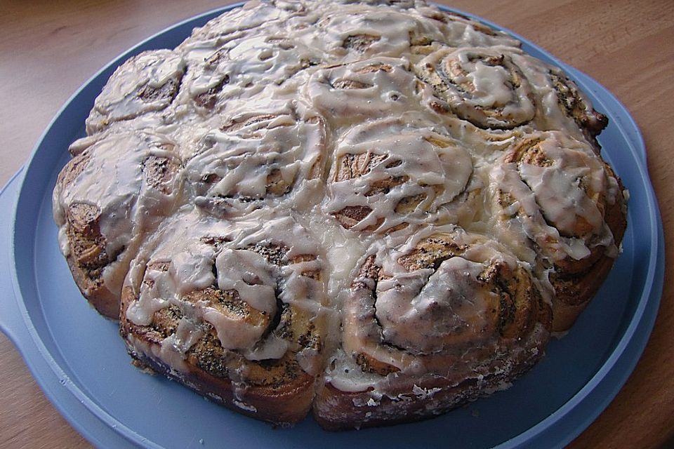 Mohn - Marzipan - Schneckenkuchen mit Eierlikörguss